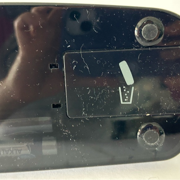 Swingline (2007) Electric Portable Desktop 3-Hole Punch - Batteries Not Included - Picture 15 of 17